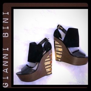 Showstopper!! Gianni Bini Wedges